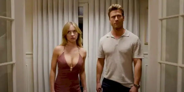 Glen Powell og Sydney Sweeney går ved siden af ​​hinanden og ser irriterede ud i Anyone But You.
