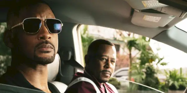 Will Smith e Martin Lawrence seduti in macchina guardano fuori dal finestrino nei panni dei loro personaggi di Bad Boys