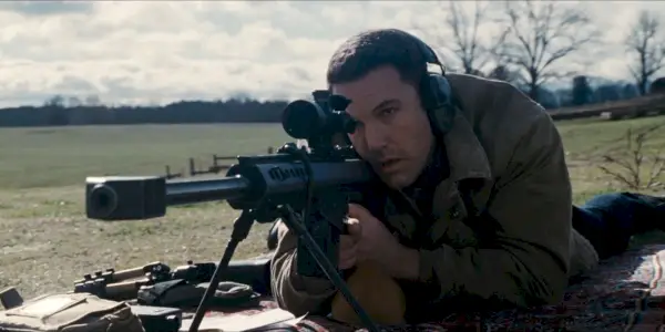 Ben Affleck mieri ostreľovacou puškou v The Accountant