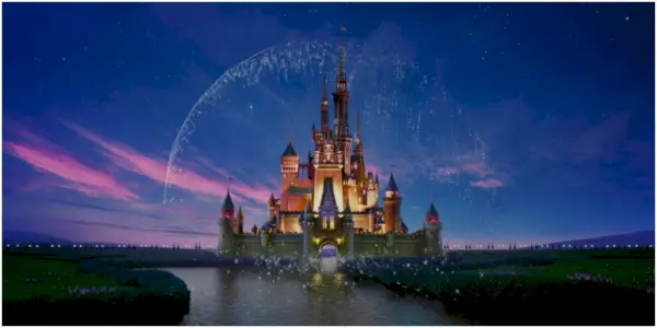 Il castello Disney è sotto un cielo blu.