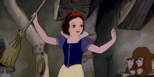 Branca de Neve limpando a casa