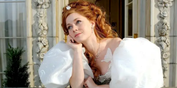 Amy Adams olhando para longe em Encantada.