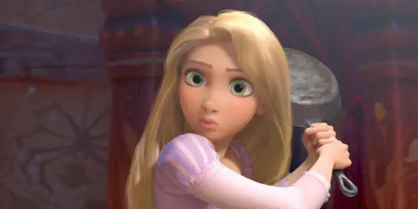 Rapunzel segurando sua frigideira em Tangled.