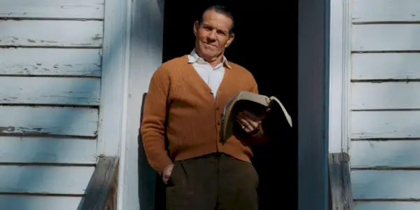 Dennis Quaid steht mit einer Bibel in der Tür in The Hill