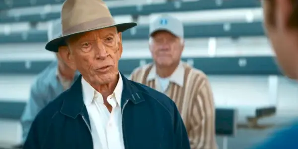 Scott Glenn als Red Murff im Gespräch mit Rickey in The Hill.