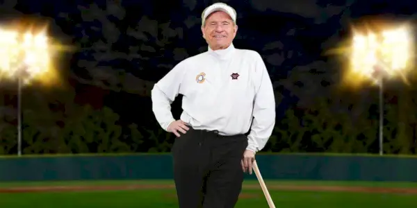 Rickey Hill posiert auf einem Baseballfeld