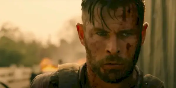 Chris Hemsworth ser seriøs ut i Extraction 2
