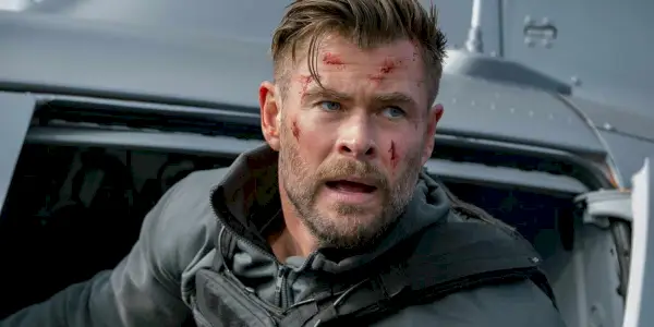 Chris Hemsworth med kutt i ansiktet i et helikopter i Extraction 2