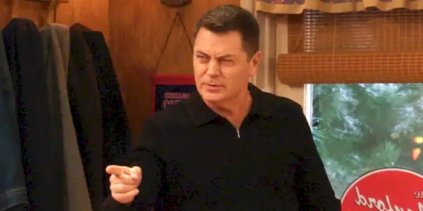 Nick Offerman peker på noen utenfor skjermen i The Conners sesong 6