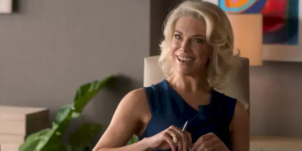 Rebecca (Hannah Waddingham) smiler og ser sidelengs i Ted Lasso