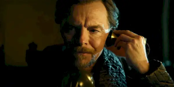 Simon Pegg som Nandor snakker med Gef i Nandor Fodor and the Talking Mongoose