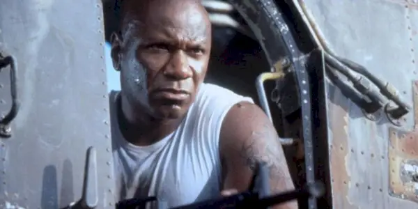 Ving Rhames med maskingevær i Con Air