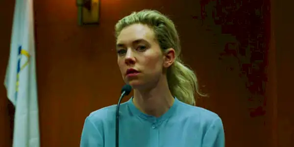 Vanessa Kirby som Martha Weiss ved en mikrofon i Pieces of a Woman