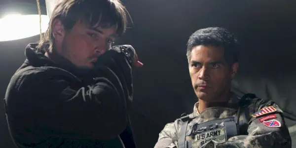 Skeet Ulrich og Esai Morales i Jericho CBS sesong 2