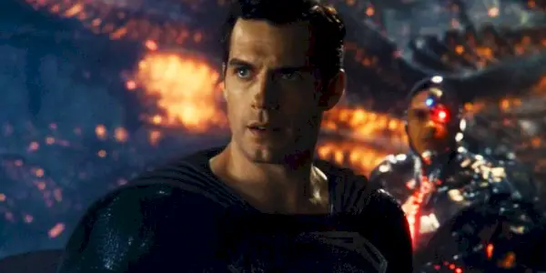 Justice League에서 슈퍼맨과 사이보그가 함께 싸우는 모습