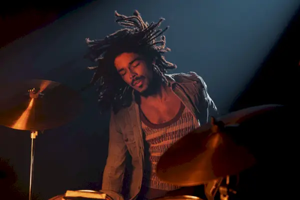 Zpívá Kingsley Ben-Adir jako Bob Marley v One Love?