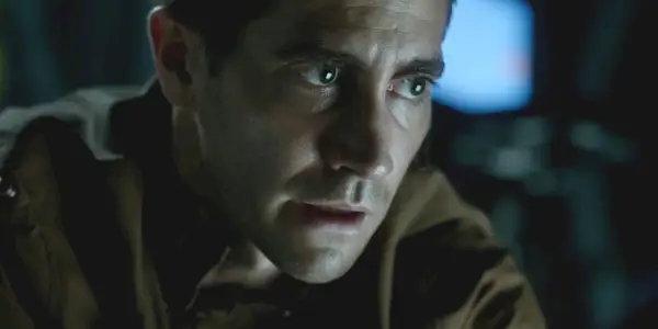 Jake Gyllenhaal como David parece intenso em Life