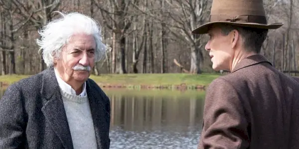 Oppenheimer e Einstein conversando