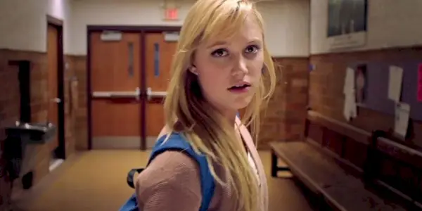 Maika Monroe som Jay Height står i en skolegang i It Follows