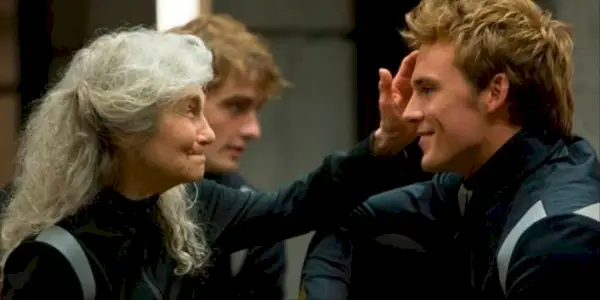 Finnick und Mags lächeln einander in „Die Tribute von Panem – Catching Fire“ an