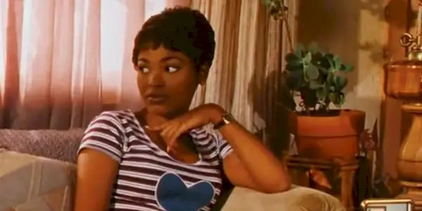 Nia Long ser sidelengs på fredag