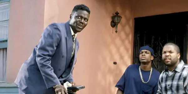 Bernie Mac ser sidelengs og smiler inn fredag