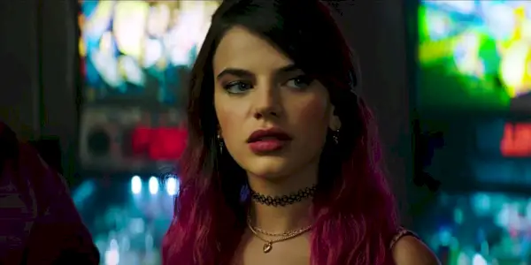 Liv vypadá znepokojeně v baru ve Scream 5