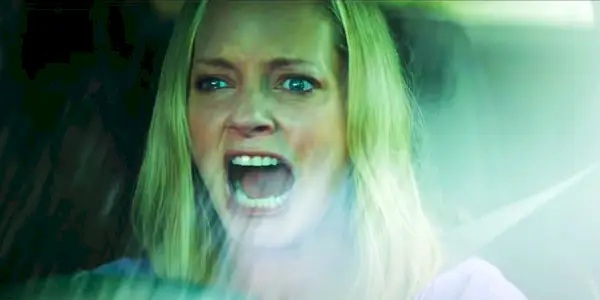 Šerifka Hicksová křičí ve svém křižníku v Scream.