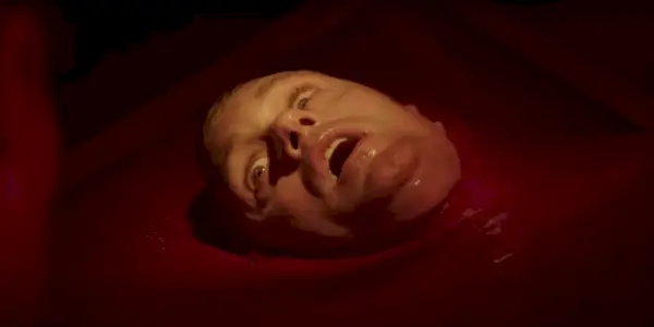 James Foster Clone gritando en Infinity Pool
