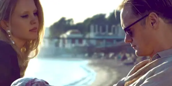 Mia Goth como Gabi y Alexander Skarsgård como James en Infinity Pool