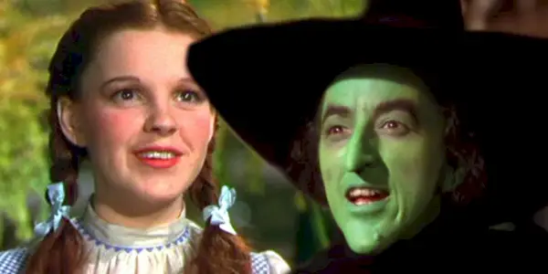 Judy Garland jako Dorothy a Margaret Hamilton jako zlá čarodějnice ze Západu ve filmu Čaroděj ze země Oz (1939)