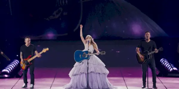 Taylor Swift e sua banda se apresentam