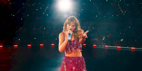 Taylor Swift se apresenta durante a era de 1989 no filme The Eras Tour na Disney +.