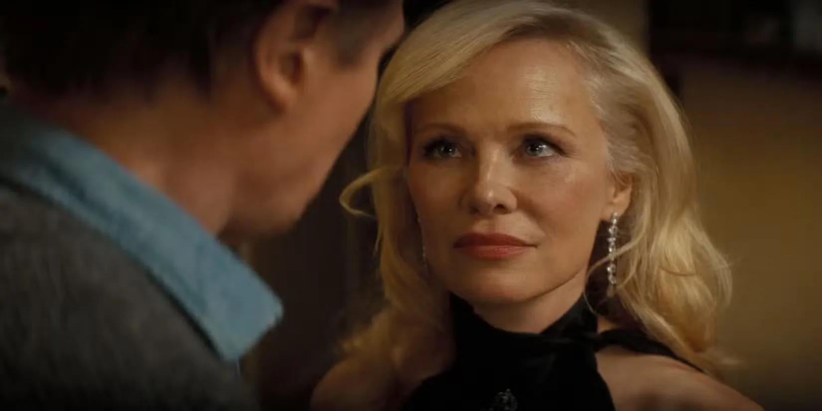 פמלה אנדרסון בתפקיד בת' דבנפורט ב