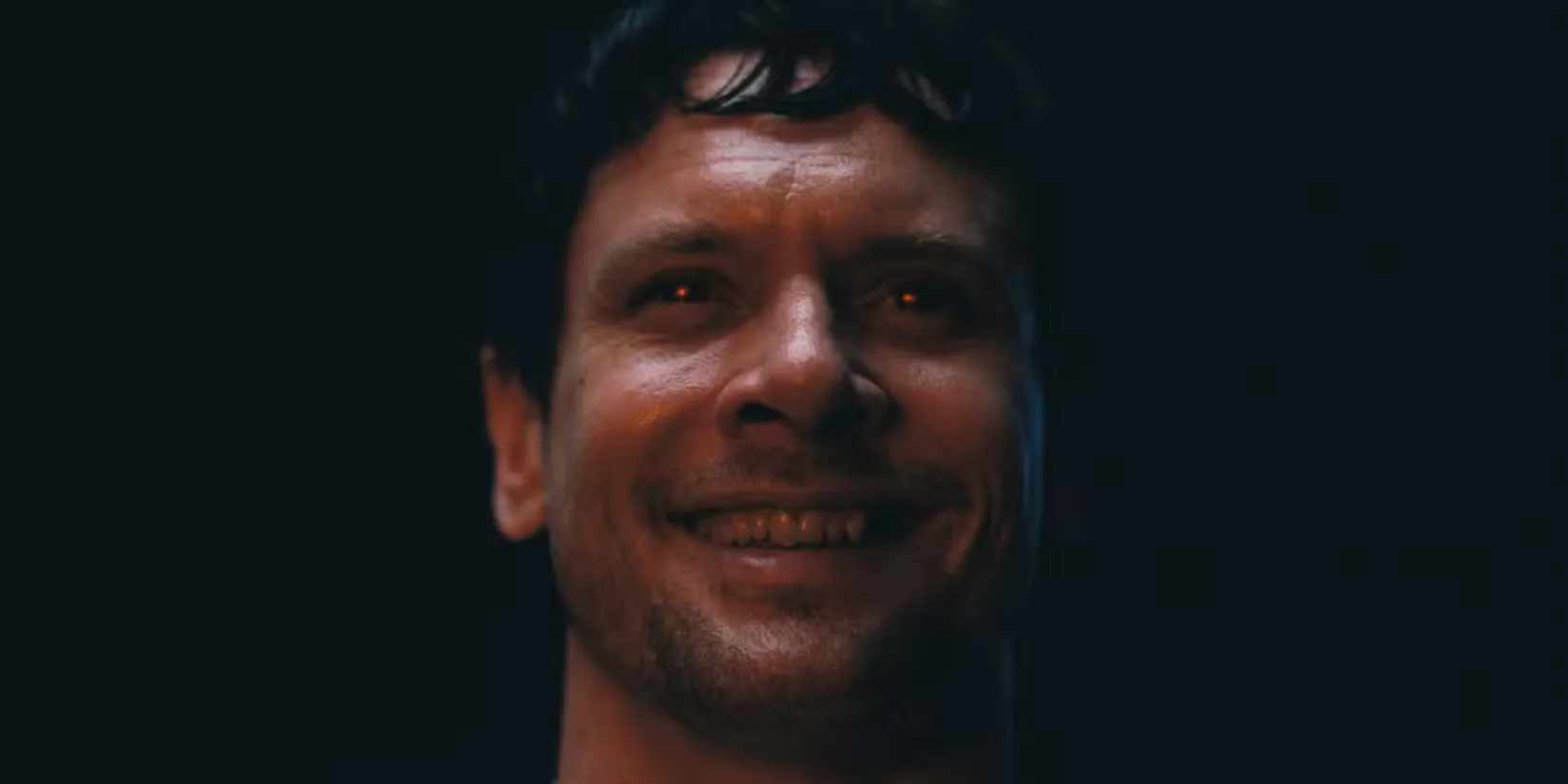 <시너스>에서 붉은 눈으로 빛나는 잭 오코넬