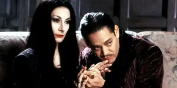 Anjelica Huston apie savo „varginančią“ patirtį kaip „Morticia“ Addamsų šeimoje