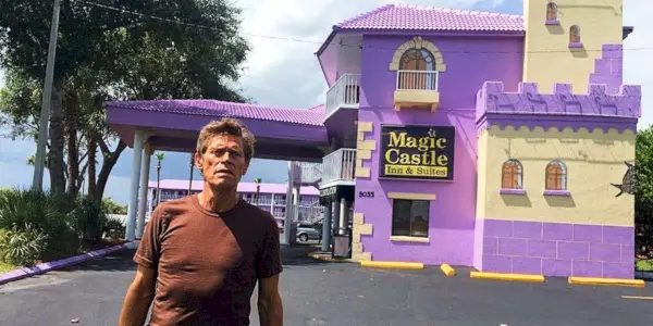 Bobby przed motelem Magic Castle w projekcie Florida Project