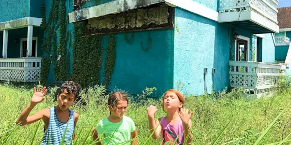 Scooty, Mooney i Jacey przed opuszczonymi mieszkaniami w The Florida Project