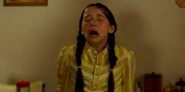 Madeleine McGraw como Gwen luciendo consternada en The Black Phone