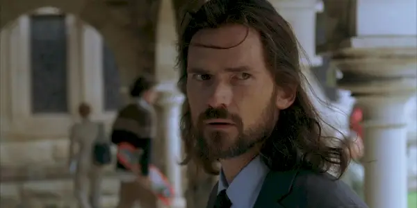 Jeremy Davies como Daniel Faraday mirando hacia un lado en Lost