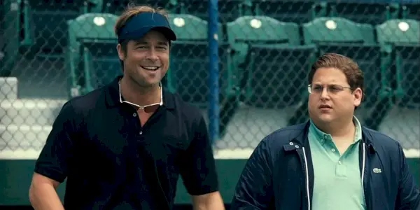Brad Pitt jako Billy Beane podczas zwiadu swojej drużyny w Moneyball.