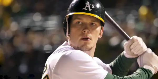 Chris Pratt odbijający piłkę na zatłoczonym stadionie w Moneyball