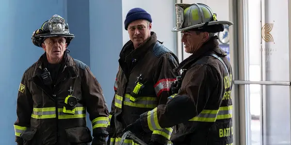 'Nogen bliver nødt til at gå' Chicago Fire Producer diskuterer Herrmanns chancer for at være Firehouse 51 -chef med Pascal omkring