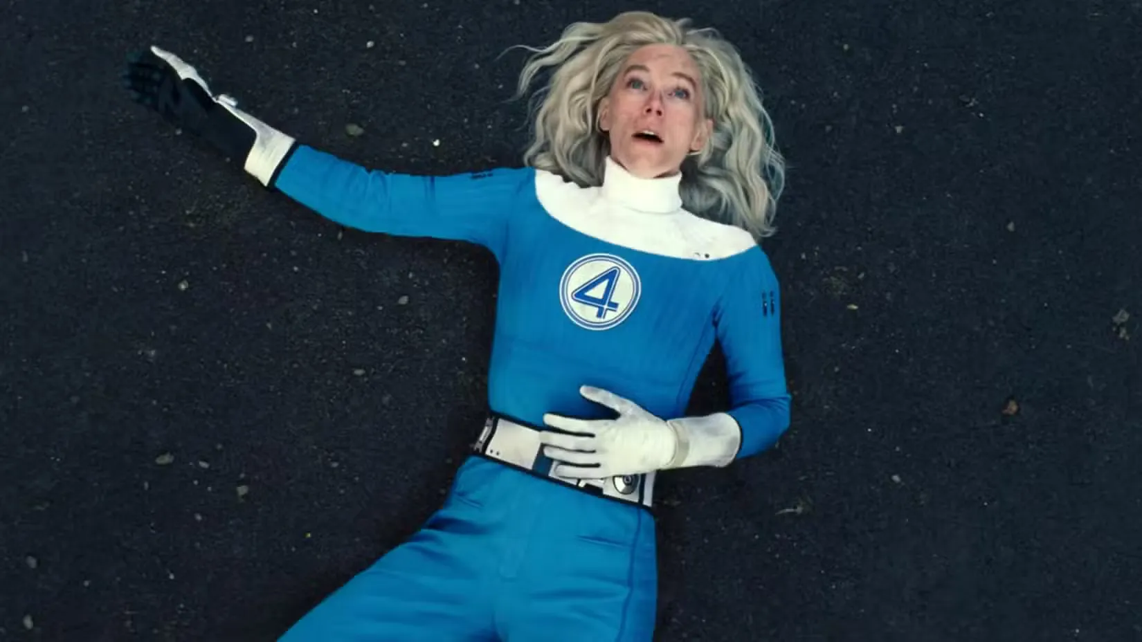 Сью Сторм Ванесси Кірбі поранена на землі у фільмі 