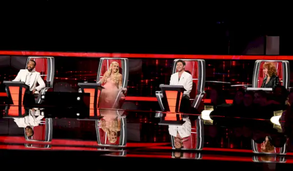 The Voice 시즌 24 코치로는 John Legend, Gwen Stefani, Niall Horan 및 Reba McEntire가 있습니다.