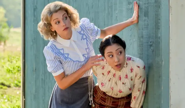 QUANDO CHAMA O CORAÇÃO, da esquerda: Kayla Wallace, Amanda Wong, ‘Oh, Baby