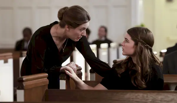 若いシェルドンのメアリー役のゾーイ・ペリーとミッシー役のレーガン・レヴォード