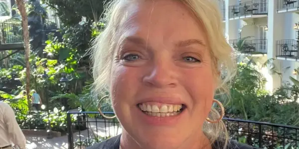 Søsterkoner: Janelle Brown viser sjokkerende vekttap på Hawaii (hun gløder etter å ha forlatt Kody)