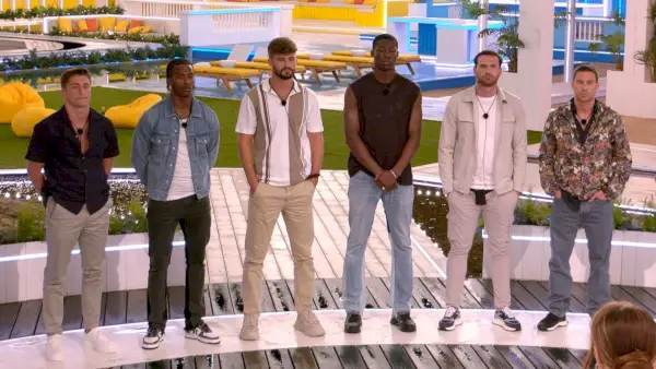 Love Island 2024는 재결합과 새로운 폭탄으로 커플을 놀라게 합니다.