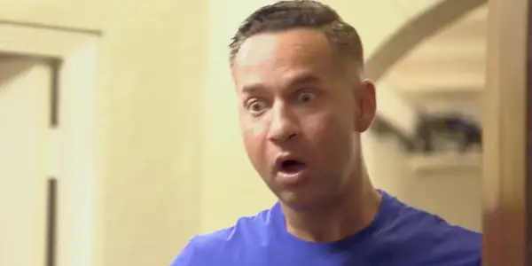 Mike mit einem schockierten Gesichtsausdruck am Jersey Shore.